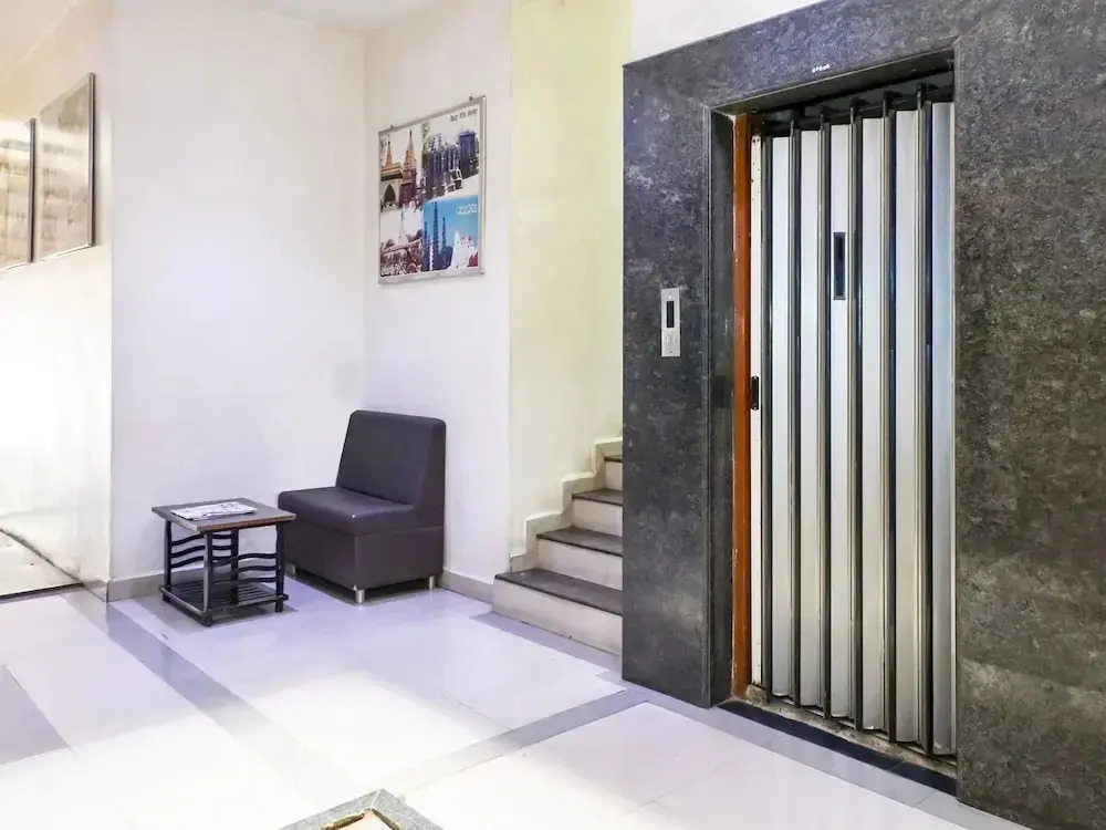 Hotel Mangesh Plaza
