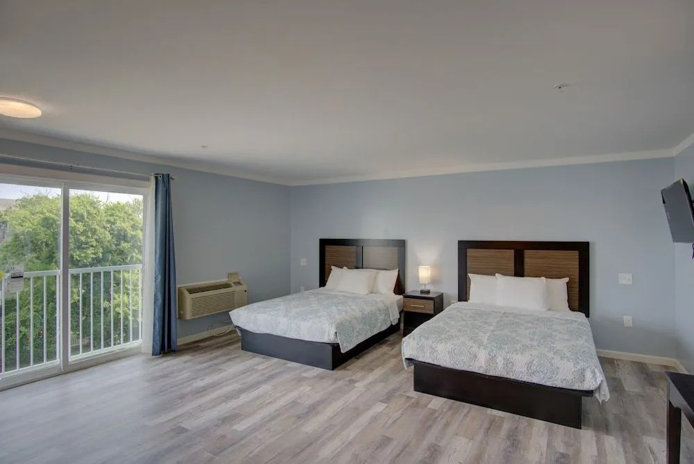 Dhimas Bayview Suites