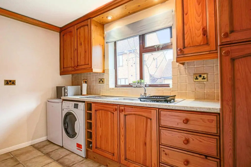 Two Bedroom Bungalow in Milton Keynes by HP Accommodation - Free WiFi & Parking