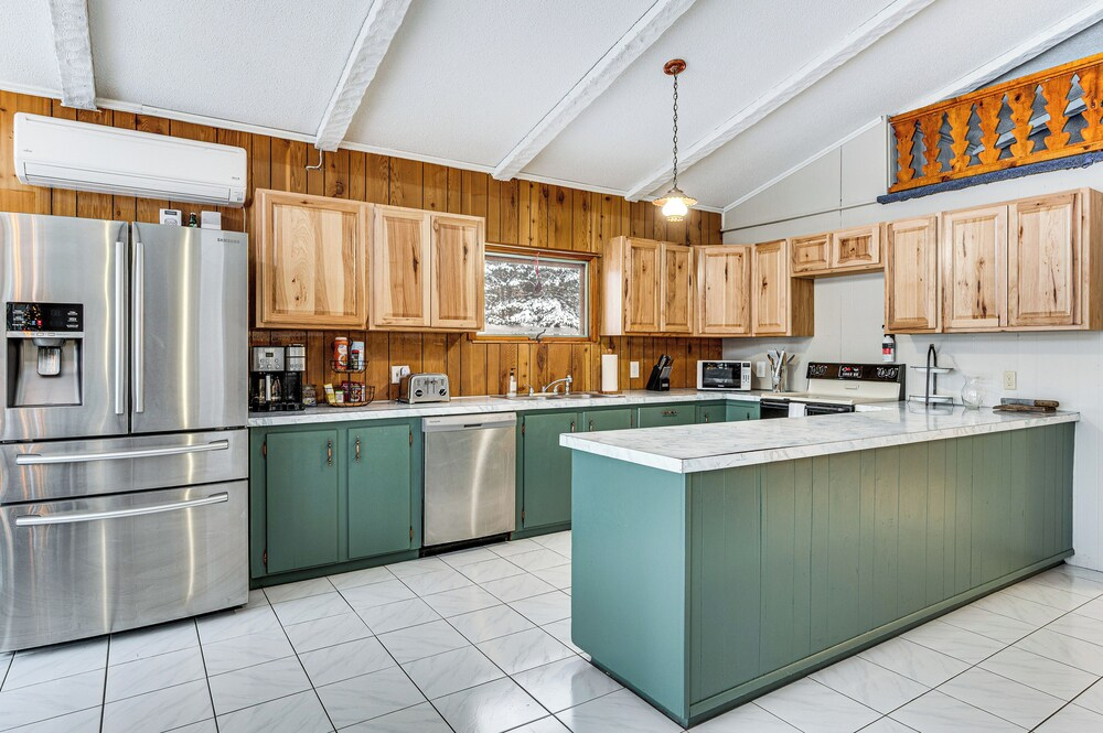 Hot Tub + Game Room: Morgan Family Getaway