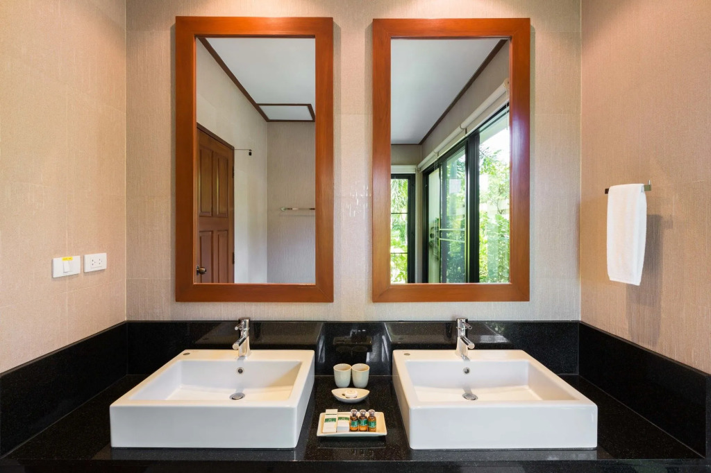 VILLA TOBA Pool Baan Bua Estate Naiharn beach
