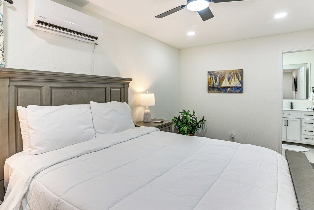 3 Mi to Pleasure Pier: Family Retreat Near Beaches