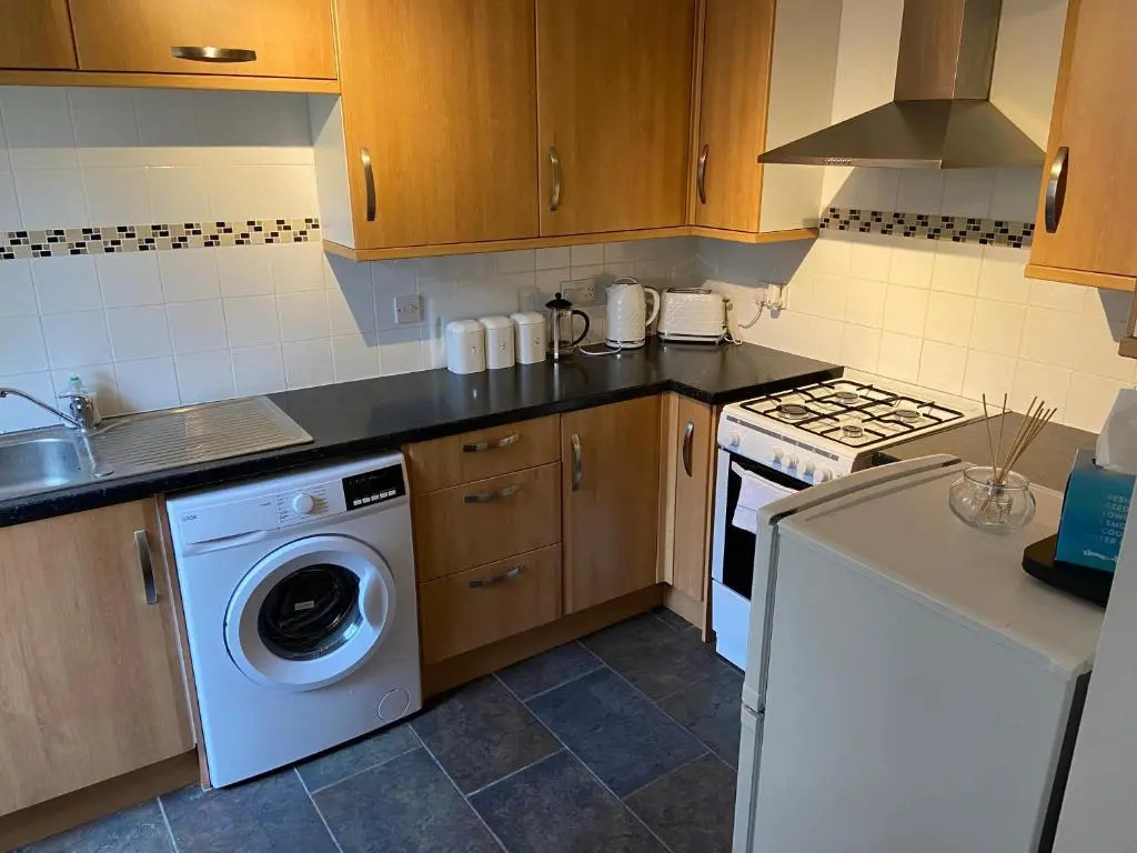 Cosy 3-bedroom house, stones throw to beach