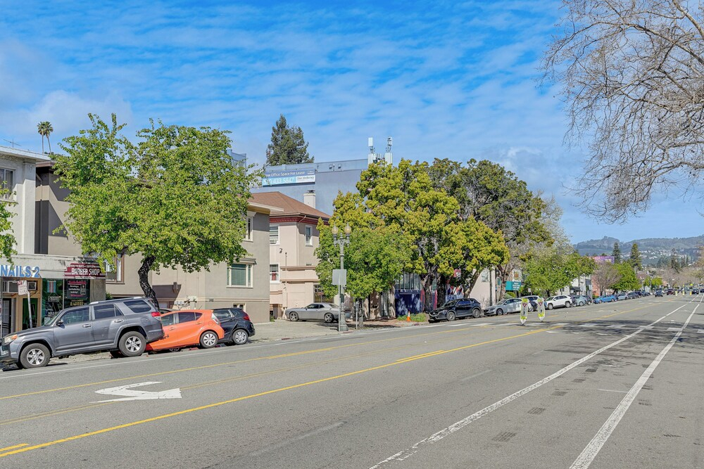 Walkable Dtwn Oakland Apt w/ Shared Rooftop!