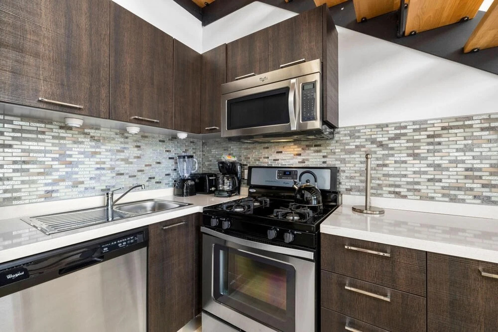 2BR Condo 5 Location w Amazingviews Pool GYM