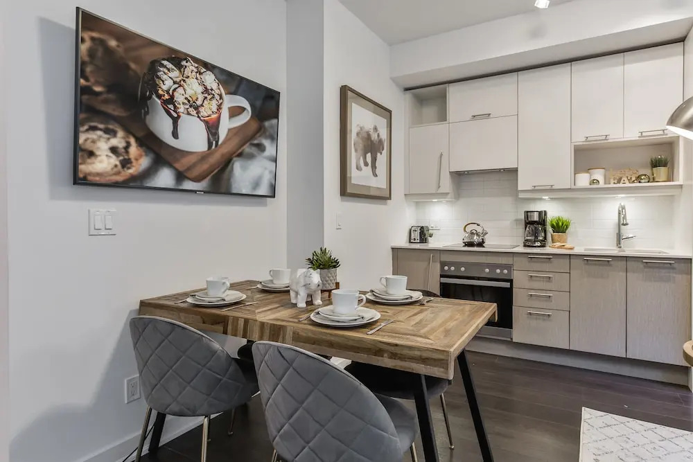 QuickStay - Classy & Rustic Downtown Condo
