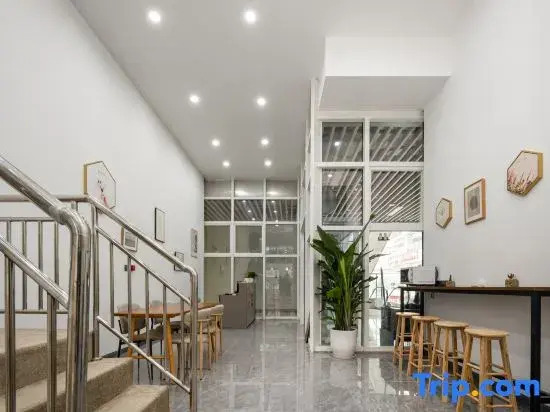 LLYouth Hostel (Chenghua East Railway Station Yinghui Road Metro Station Branch)