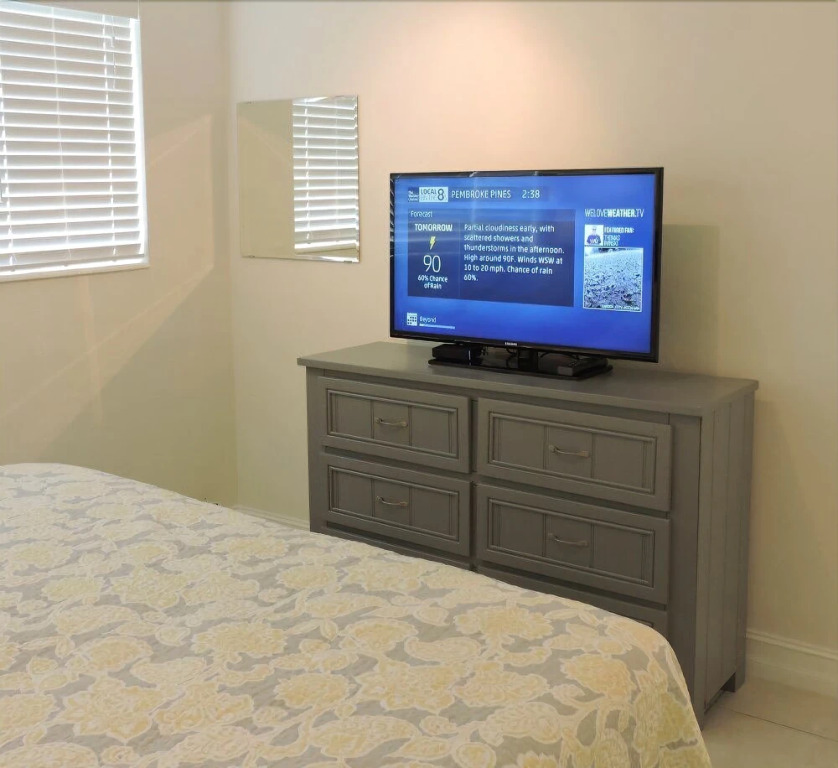 Malibu House 4/3 FOR 10, Close to Beaches, Pool