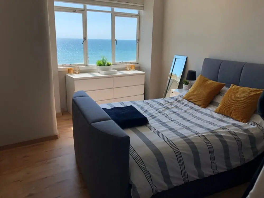 2 Bedroom Flat With Stunning Sea Views and Balcony