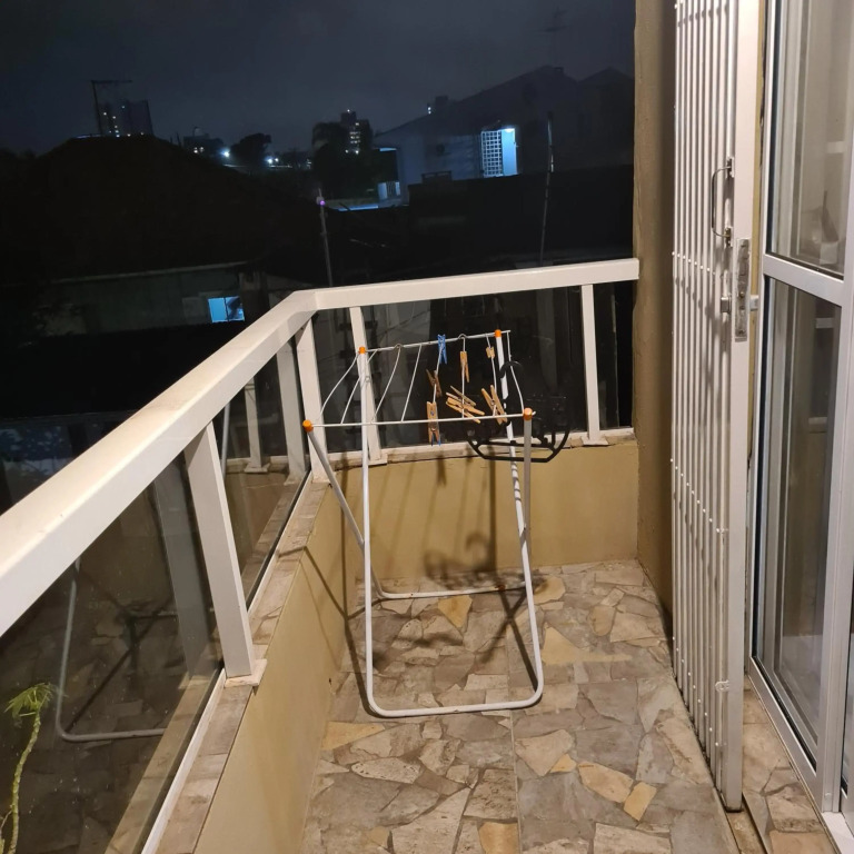 Kitnet casal e apartamento com lareira e vista jardim