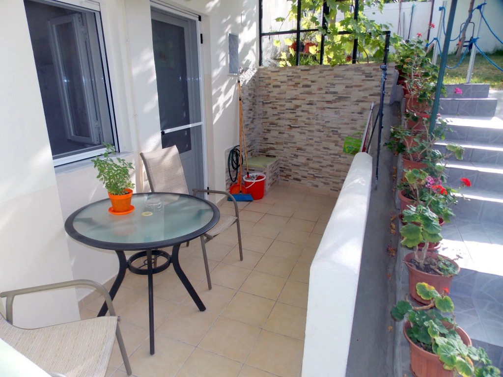 Nikos Apartments