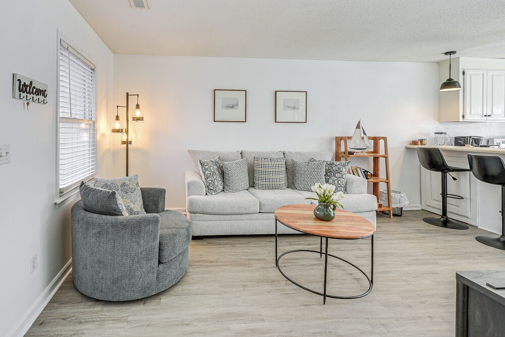 1 Mi to Beach: Cozy Grand Strand Townhome!