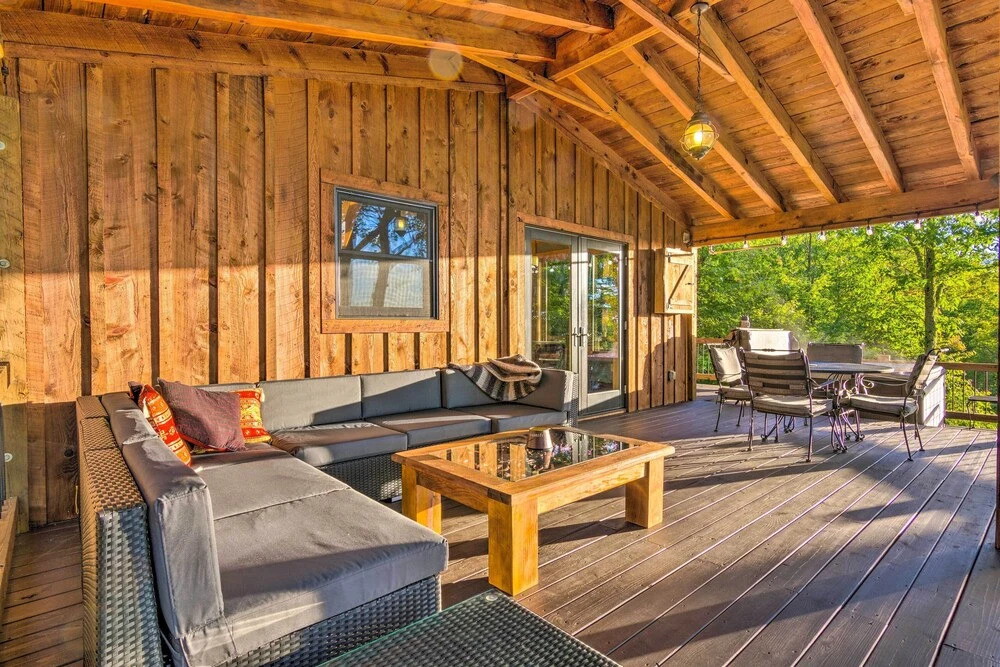 Couples Treehouse Retreat w/ Hot Tub & Views