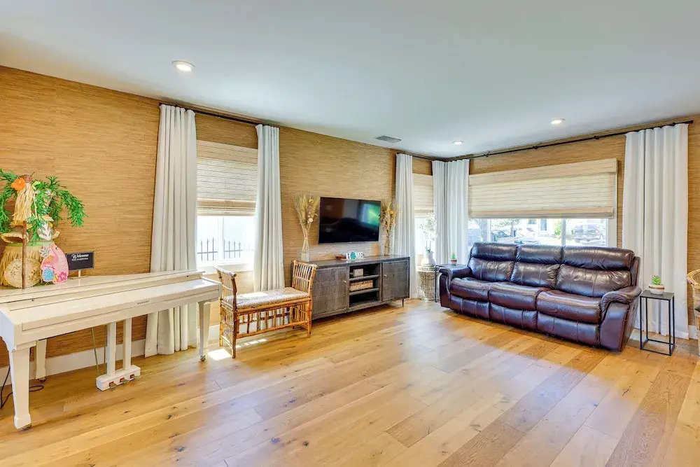 Hawthorne Home w/ Covered Patio & Basketball Court