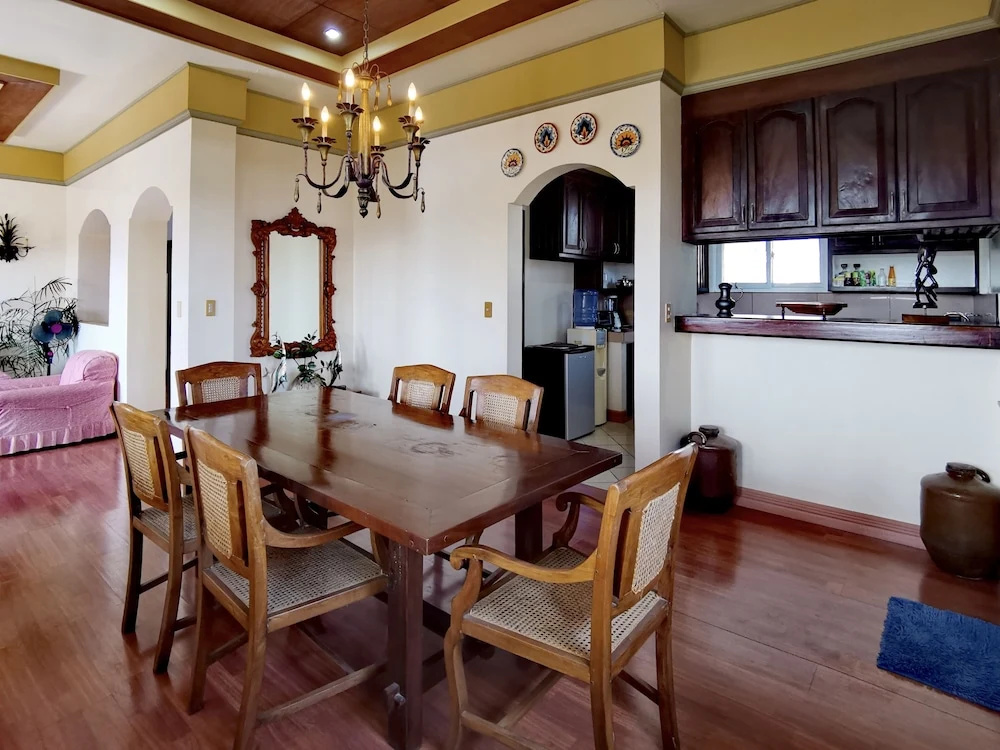 Den Den Guesthouse
