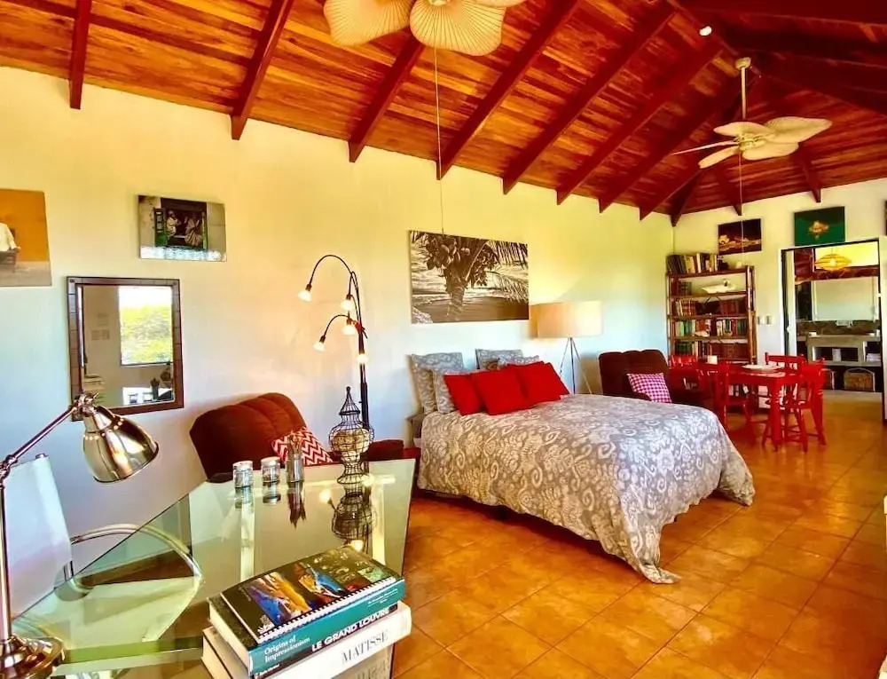 Cottage in Magic Mountain Views