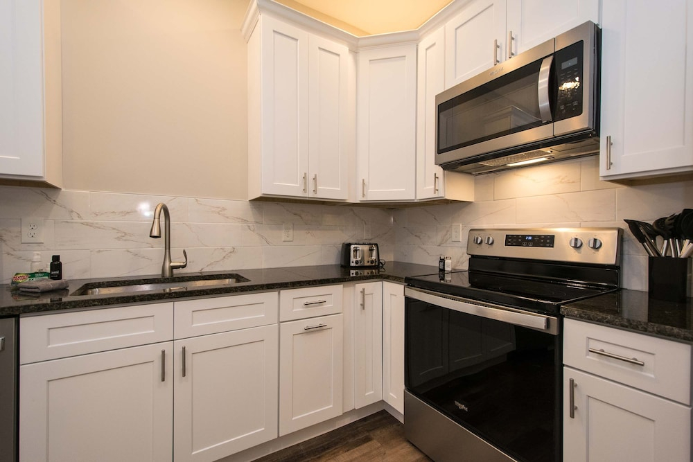 Lower Level Retreat w Free Tix Private Cozy