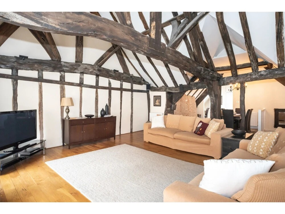 Traditional, Stunning and Spacious 2BR Apt for 4