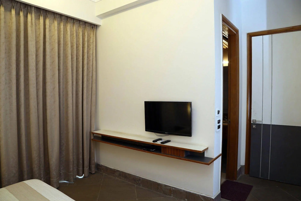 FabHotel Club Royale Airport