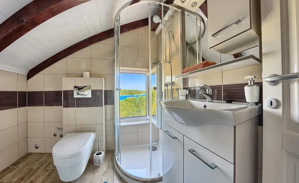 Beachfront Luxury Villa w. Pool & Large Garden