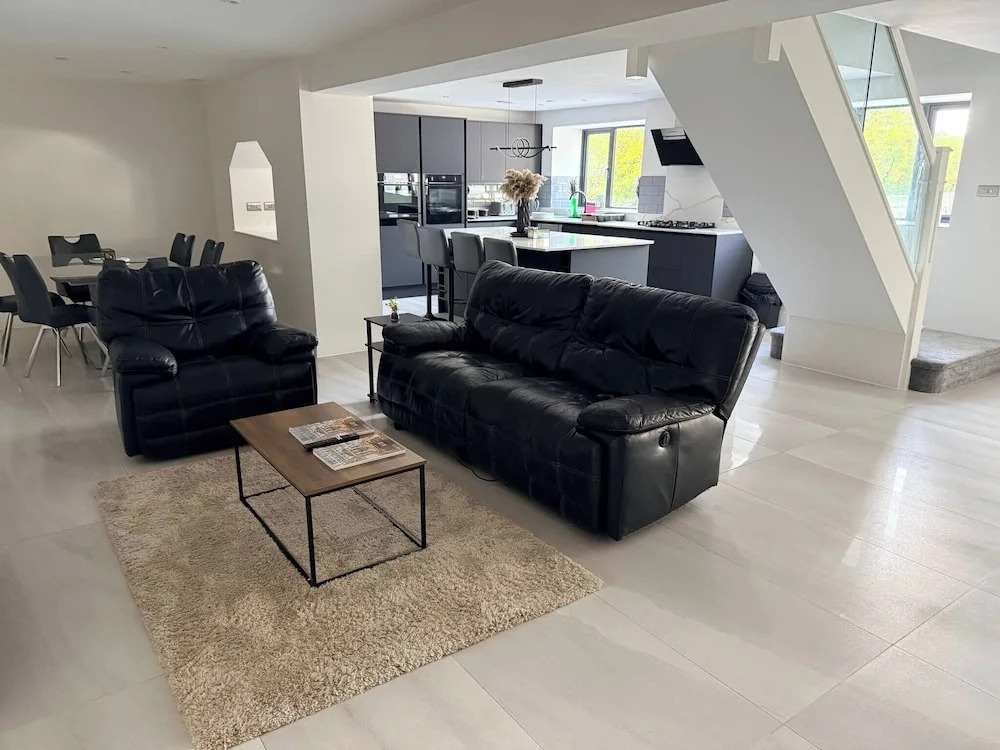 Luxury Home 5 Bedroom 3 Bathroom Games Room Parking