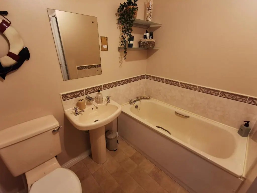 4 bedroom apartment with FREE parking perfect for groups and families!