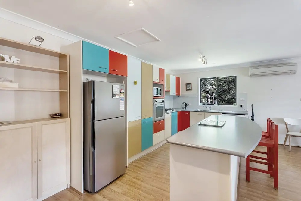 Navala Avenue, 6
