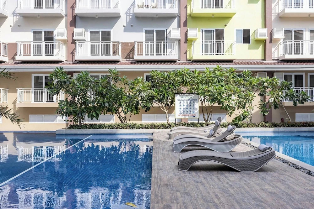 Stylish Condo 3-minutes to Airport, Poolview at Amani Grand Resort Residences