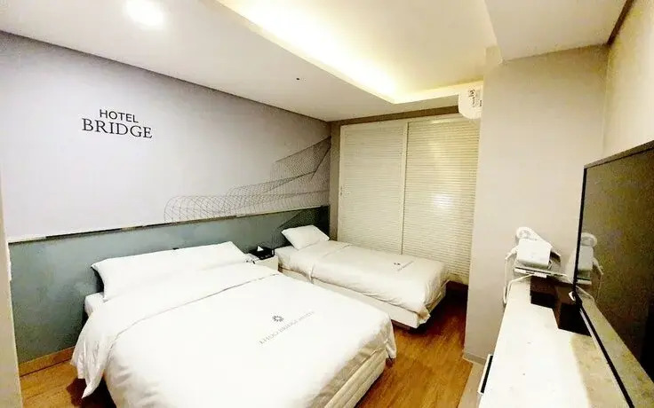 Hotel Bridge