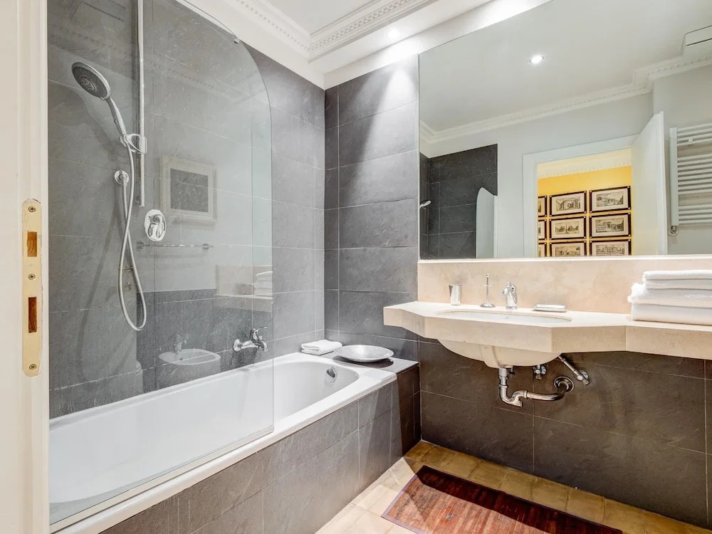 RSH Augustus Luxury Apartment