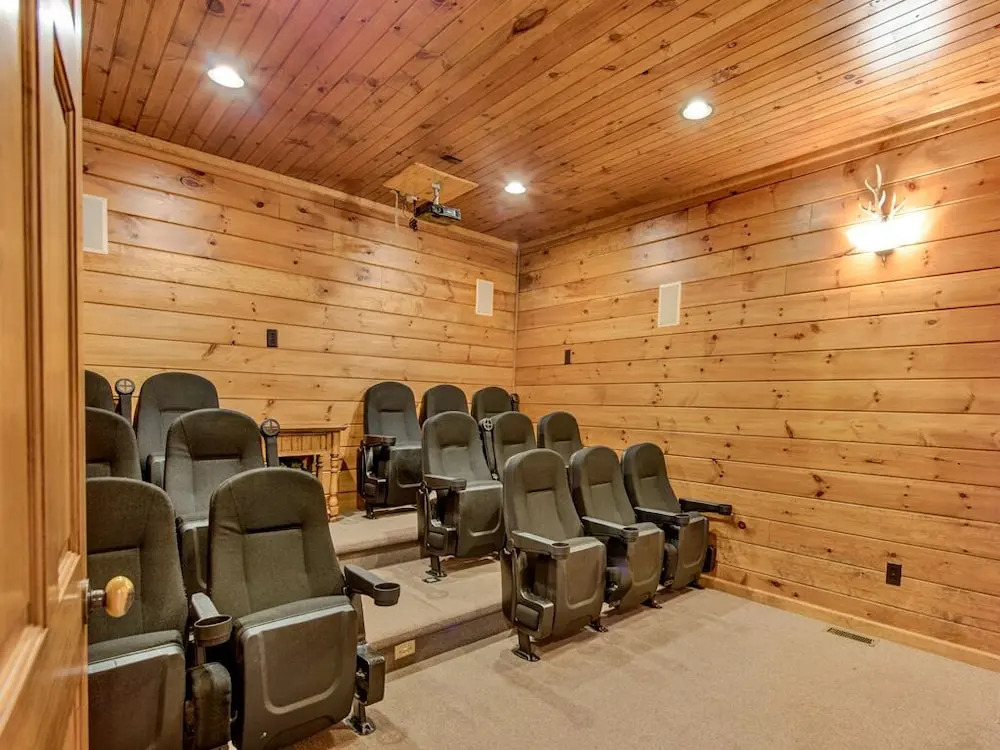 The Great Escape II 5 Bedroom Mountain View Home with Hot Tub