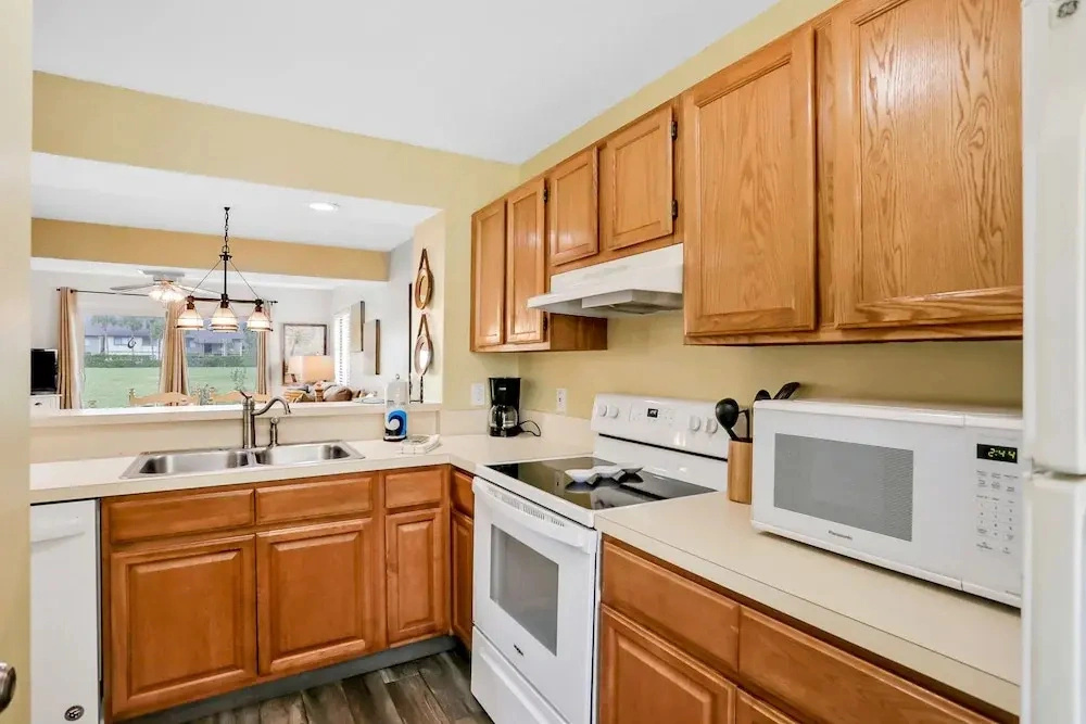 Ground-floor Condo Next to the Tennis Courts With 2 Pools, Sauna, Beach Access