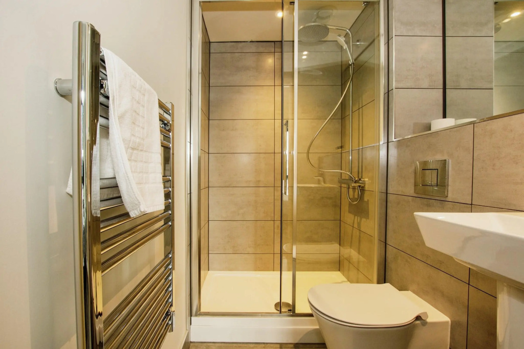 Sleek 6-Guest Apt at St  Martin s  Bham