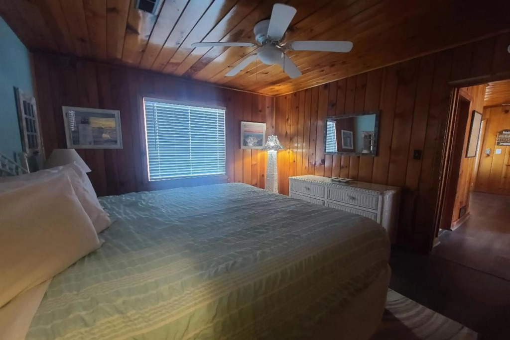 Lake Huron - 3 Bedroom, 2 Bath Lake Front Home (Sleeps 12)