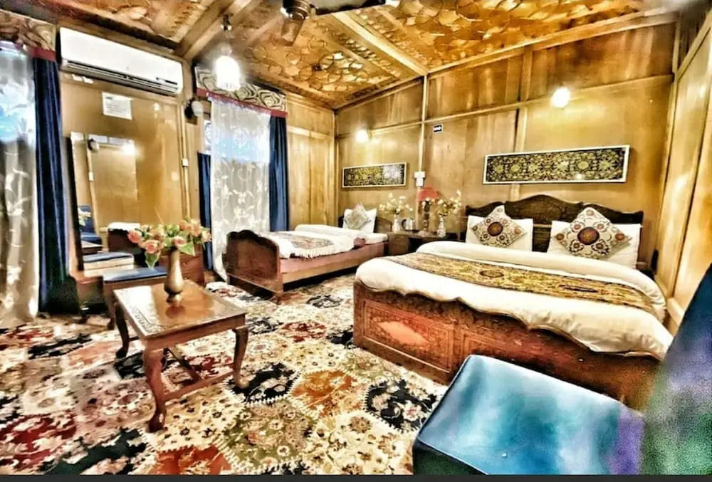 New Lakes Crown Group Of Houseboats