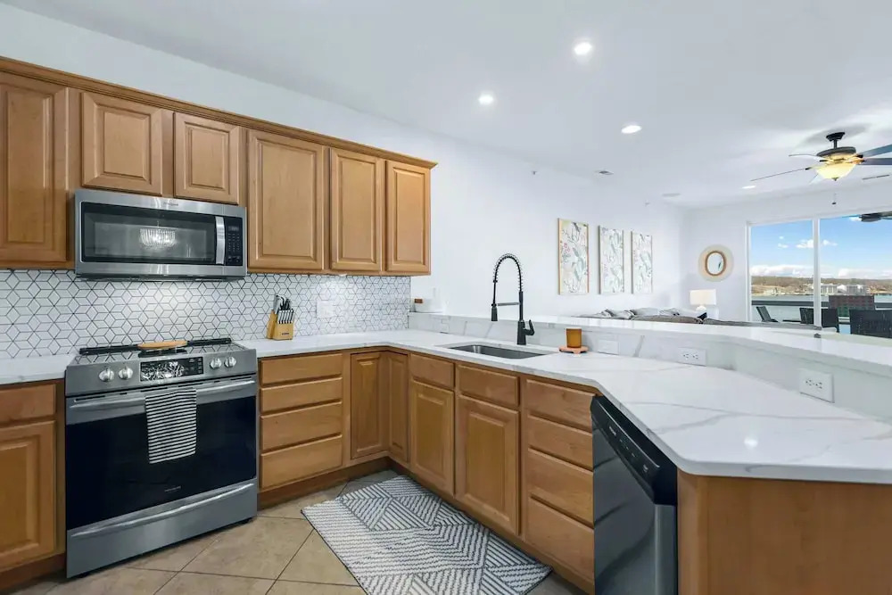 Panoramic Sunset Escape Waterfront Condo for 7!