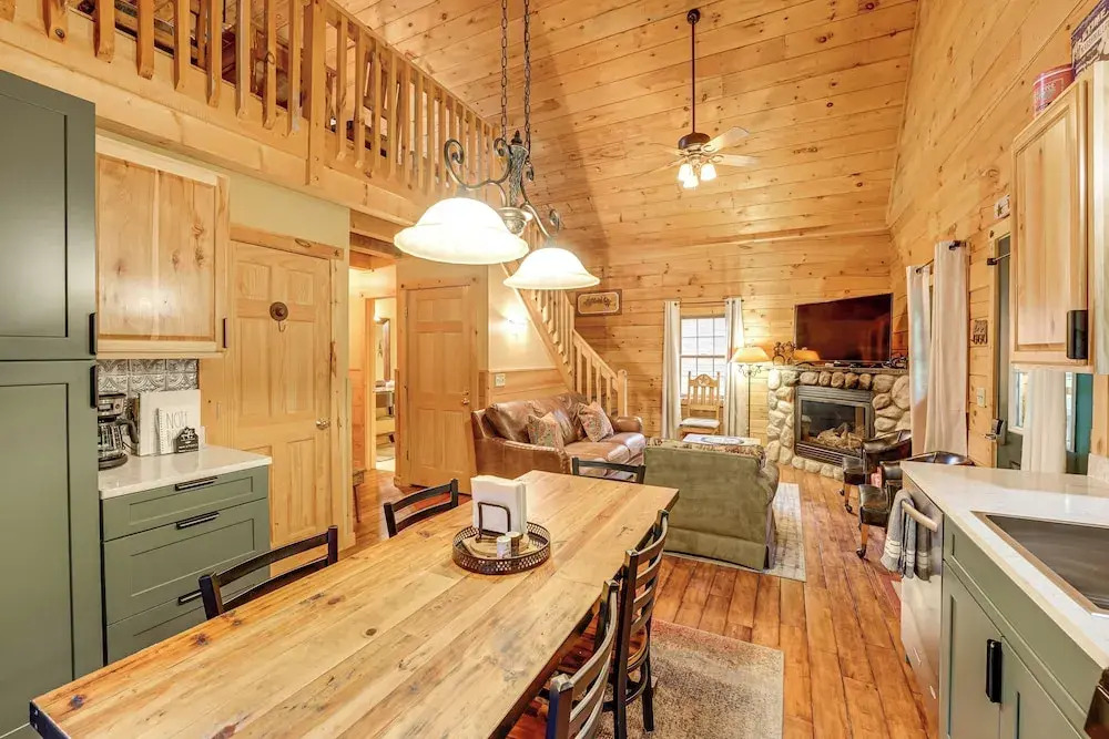 Fire Pit & Porch: Warm & Woodsy Rothbury Escape!