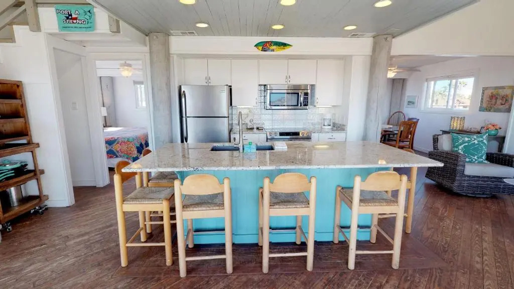 LP6 Well Appointed Home, Large Back Deck, Views of Gulf, Screened in Porch