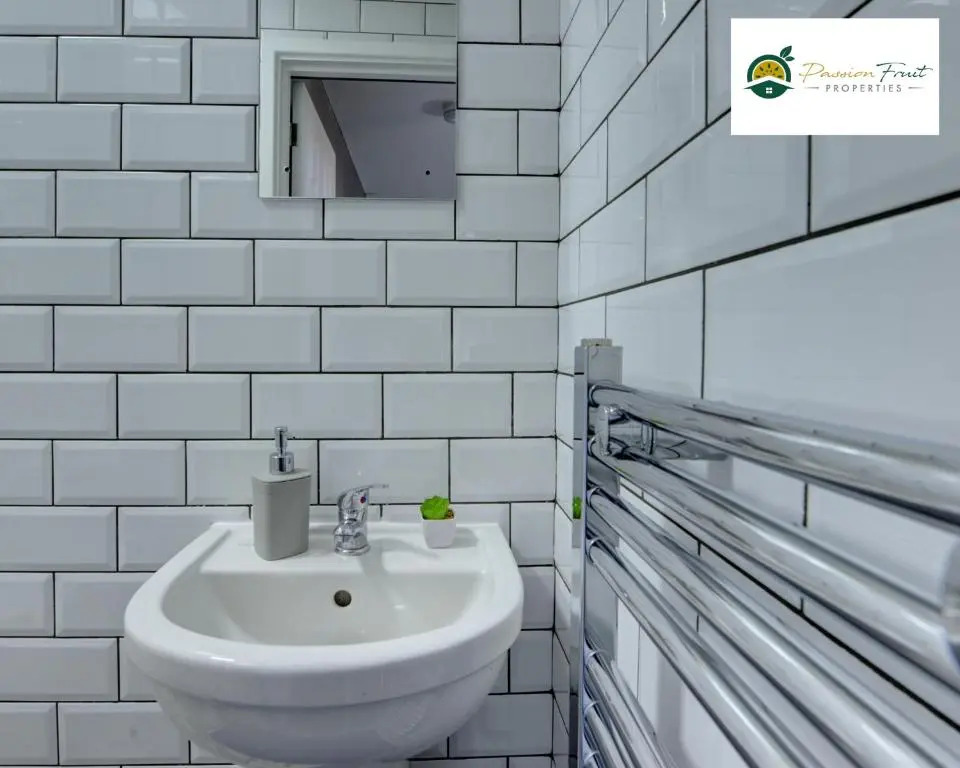 5 Bedroom - 5 Bathroom House By Passionfruitproperties close to Coventry City Centre with Free Wi-fi and garden - 34HRC