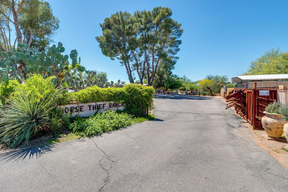 Pet-friendly Tucson Casita: Shared Hot Tub & Patio