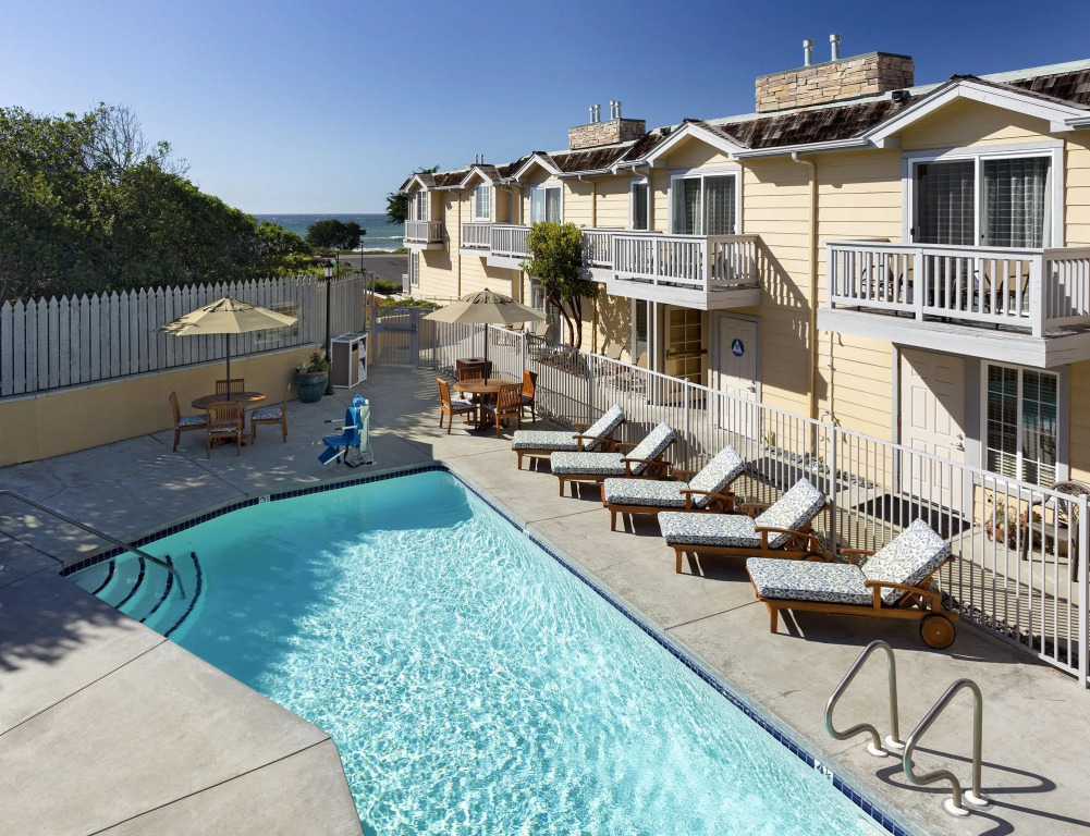 Pelican Inn & Suites