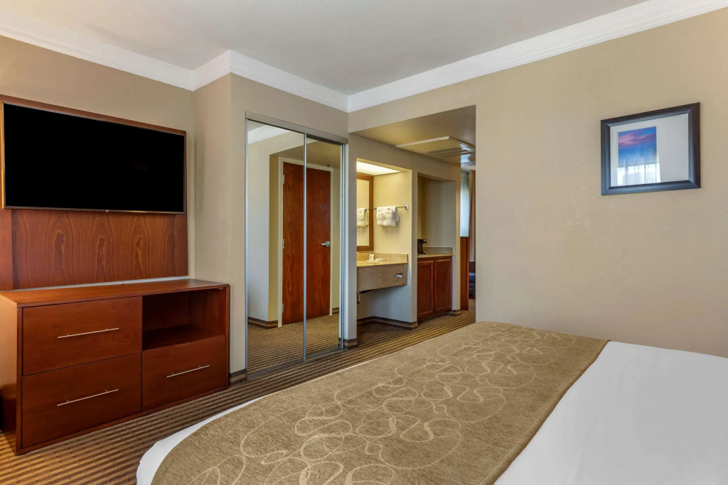 Comfort Suites Visalia - Convention Center
