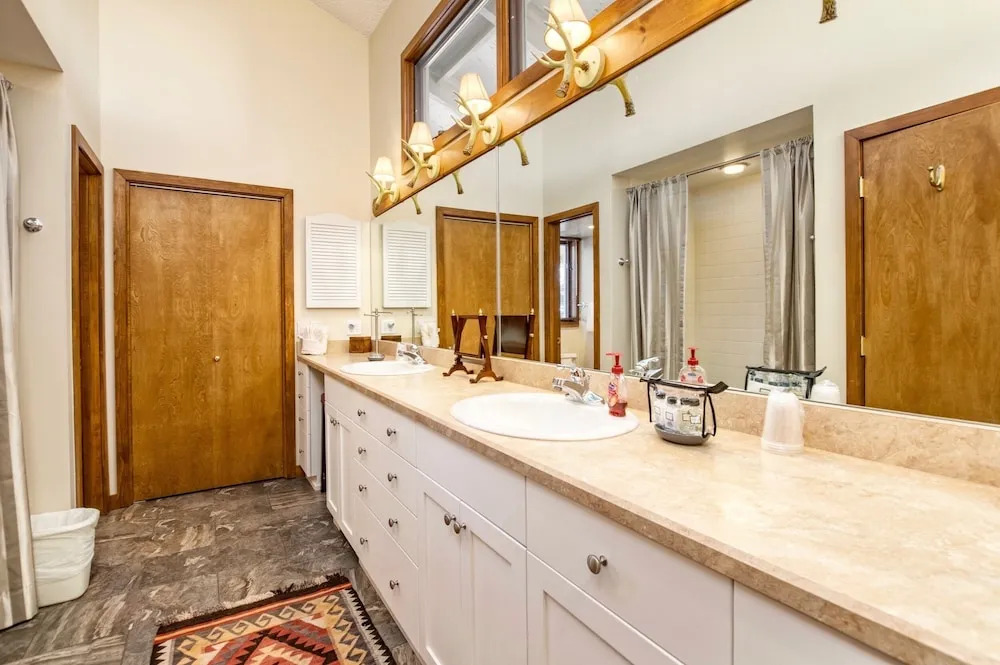 Herondale Luxury Vacation  At Windcliff 3 Bedroom Home by RedAwning