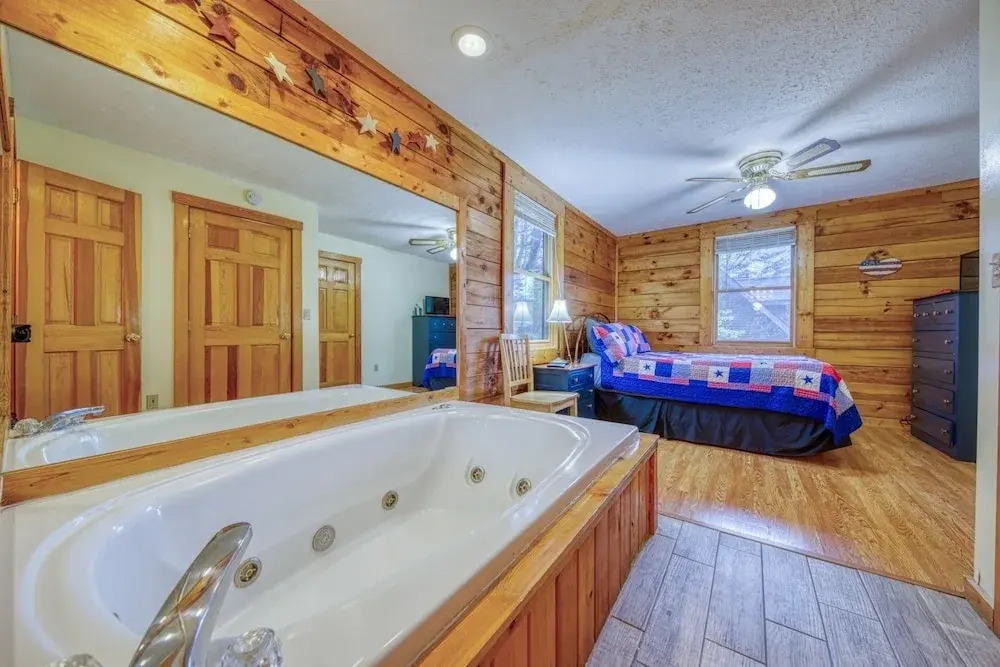 Er24 - Honeysuckle Holler Great Location..close To Town 3 Bedroom Cabin by RedAwning