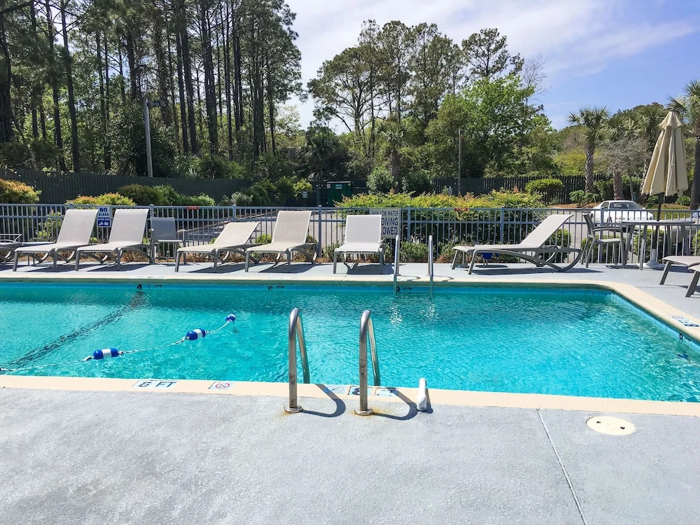 New Listing! Updated Condo - 25 Yards To Beach Condo