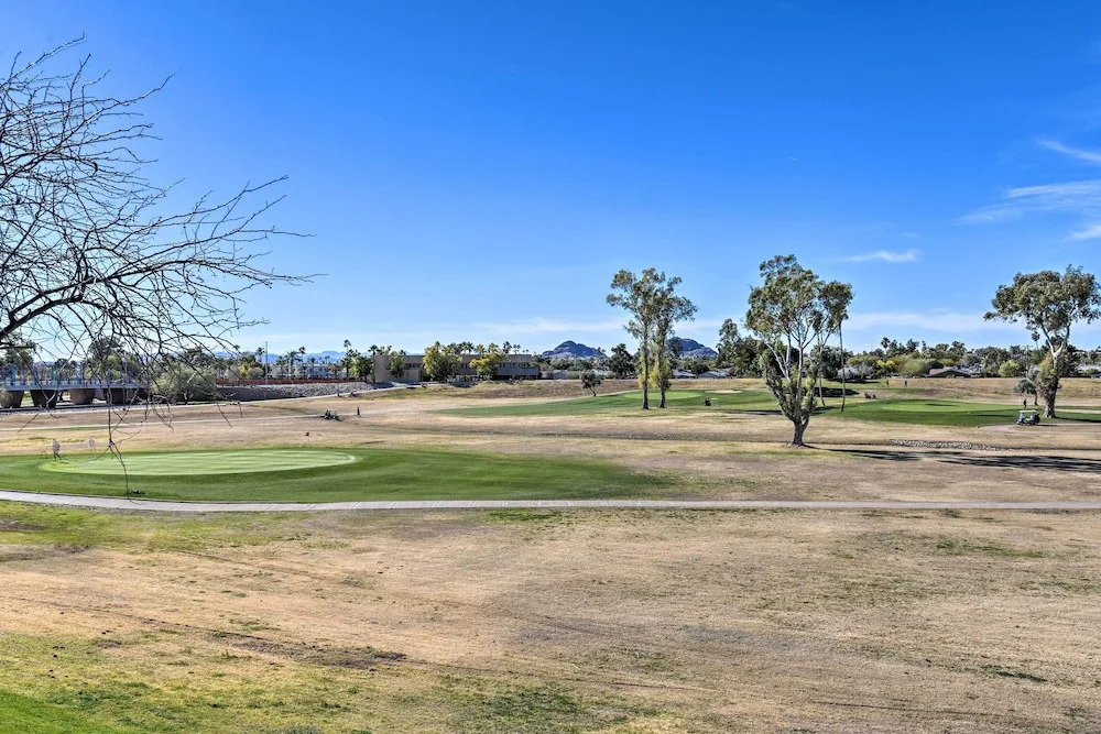 Scottsdale Condo w/ Pool Access: Hike, Swim & Shop