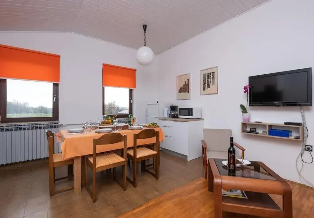 Bruno - Spacious Yard - A1