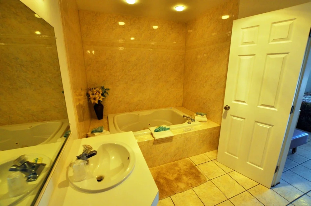 Riviera Resort & Suites