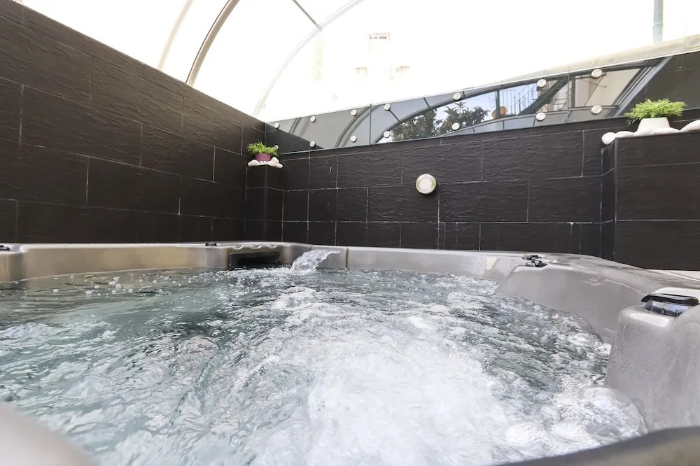 Graça Jacuzzi by Homing