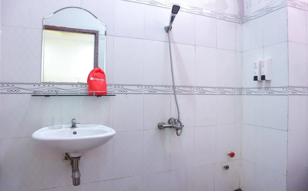 RedDoorz Plus Near Mien Tay Bus Station 2
